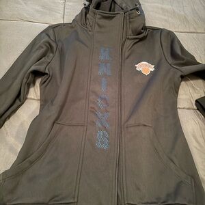 Please notice one of the pockets needs to be fixed 
See pictures